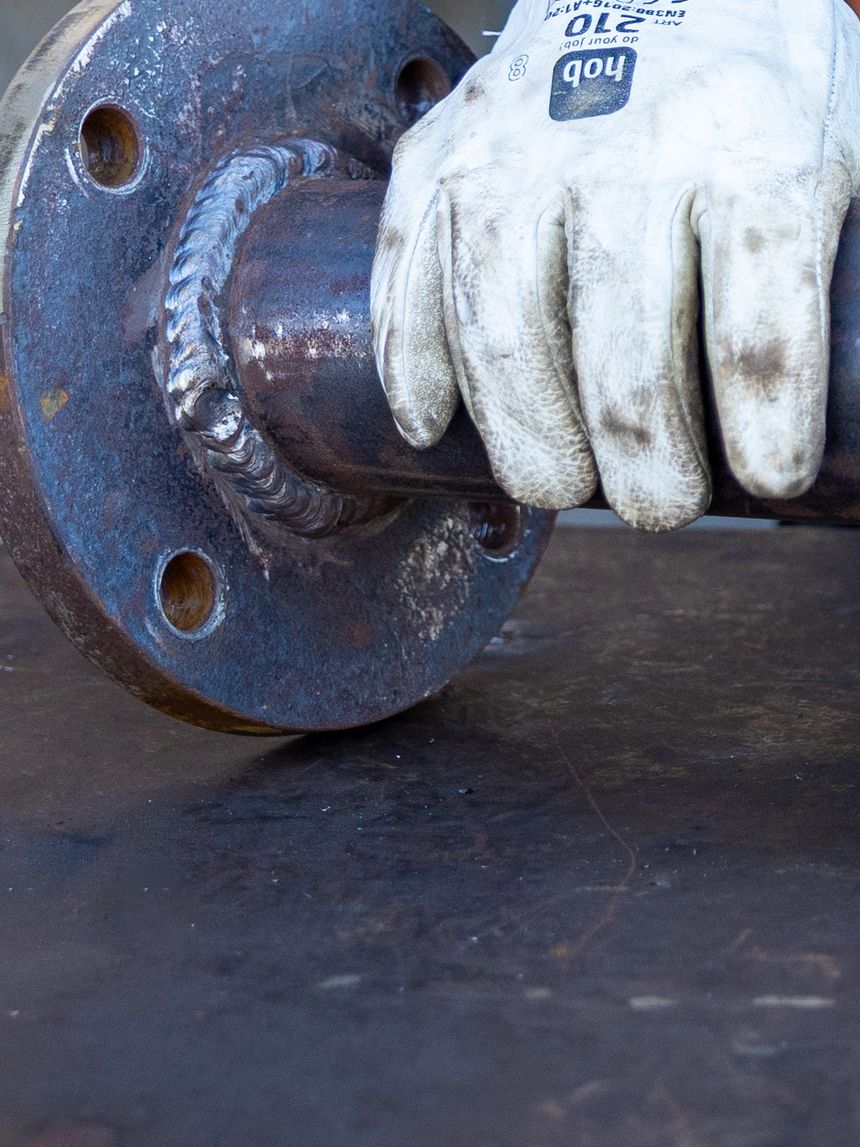 Cordone di saldatura non spazzolato sulla flangia di un tubo in ferro